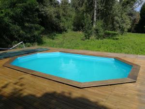 une grande piscine sur une terrasse en bois dans l'établissement Dolce Vita, à Montfaucon