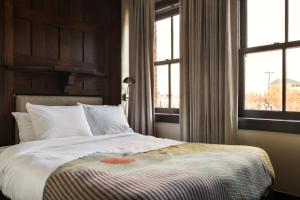 Postel nebo postele na pokoji v ubytování KEX Hotel