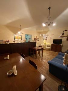 sala de estar con mesa y sofá azul en B&B L'Antica Balbia, en Altomonte