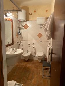 baño con 2 aseos y lavamanos en B&B L'Antica Balbia, en Altomonte