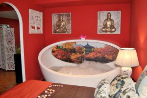 um quarto com uma banheira num quarto em Apartamentos DELUXE Con Jacuzzi o Chimenea LOVE FOR TWO em Collado Mediano