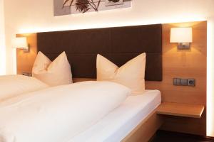 
a hotel room with two beds and two lamps at Hotel Restaurant Zum Hirschen in Donaueschingen

