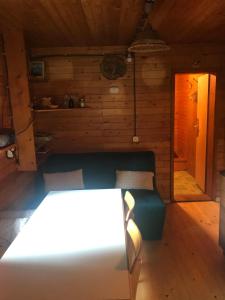 ゴレンスカ地方にあるDotik gozdaのベッド、テーブル、椅子が備わる客室です。