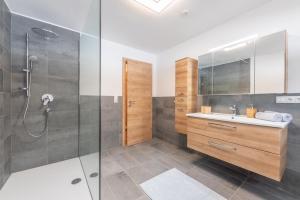 łazienka z prysznicem, umywalką i lustrem w obiekcie Apart Crystal w Langenfeld