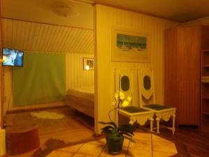 - une chambre avec un lit et un miroir dans l'établissement White Villa, à Tallinn