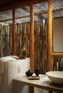 baño con encimera con lavabo y espejo en Villa Vermelha - Altos de Trancoso, en Trancoso