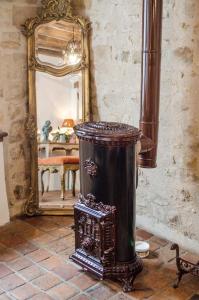 a trash can in a room with a mirror at Les anges De Fleury in Fontainebleau