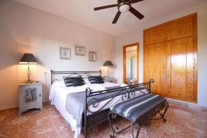 Postel nebo postele na pokoji v ubytování Caricuao house + 33 fotografií