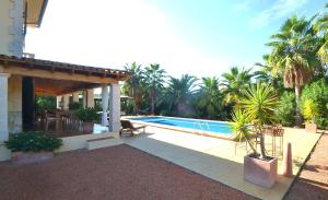 Der Swimmingpool an oder in der Nähe von Caricuao house