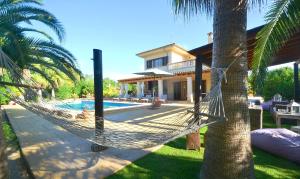 Der Swimmingpool an oder in der Nähe von Caricuao house