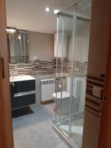 Bilik mandi di Chalet Avila Rooms