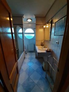 ein Bad mit einem Waschbecken und einem Spiegel in der Unterkunft Chalet Avila Rooms in Madrid