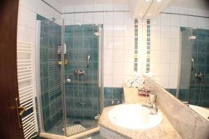 ein Bad mit einer Dusche, einem Waschbecken und einer Dusche in der Unterkunft Apartments Sea View - cosy & comfortable in Brist