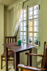 una mesa de madera en una habitación con ventana en APART LA VIÑA en Salta
