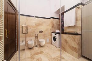 uma casa de banho com um WC e uma máquina de lavar roupa em The Central Retreat - Premium Enjoyment em Arad