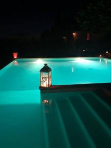 una luce nel mezzo della piscina di notte di Fattoria Armena a Buonconvento