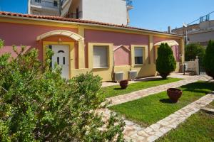 Vrt pred nastanitvijo Villa Elli 2 Beach-front villa with garden