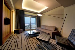 - un salon avec un canapé et une table dans l'établissement Cihangir Hotel, à Istanbul