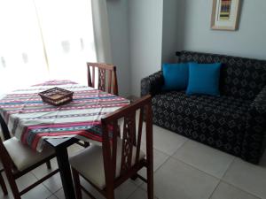 CALIDO-Departamento 1 dormitorio amueblado excelente ubicacion的休息区