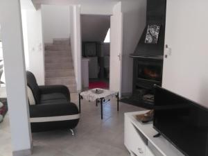 TV a/nebo společenská místnost v ubytování villa provençale STEVENSON