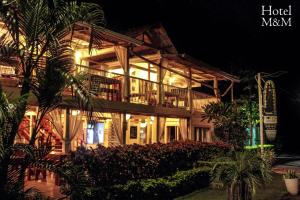 - Edificio iluminado con balcón por la noche en Hotel M&M Beach House, en Coco