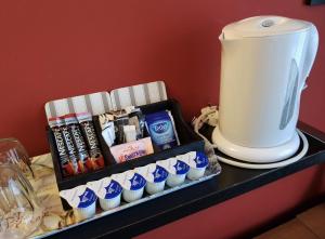 a counter with a blender and packets of toothpaste at Robin 7 Lodge City Centre in Nottingham