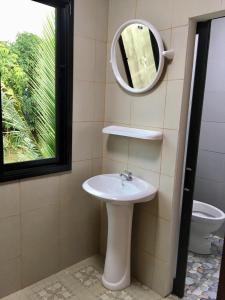 uma casa de banho com um lavatório e um espelho em Life and Love house em Ban Na Noi