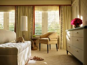 The Beverly Hills Hotel - Dorchester Collection客房内的一张或多张床位