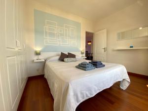 1 dormitorio con 1 cama con toallas en Apartamento con vistas, en Las Palmas de Gran Canaria