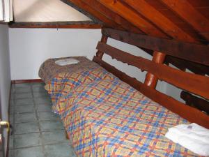 a bed in the corner of a room at Ayres del Lago in San Carlos de Bariloche