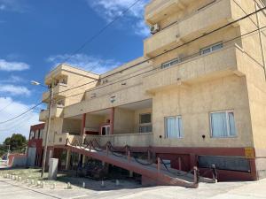 un gran edificio con una rampa delante de él en Loft N1 con vista al mar en Las Grutas