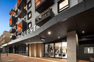 珀斯Quest Joondalup的侧面有标志的建筑物