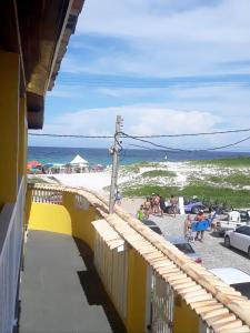 desde el balcón de un edificio con vistas a la playa en Casa Duplex Praia Das Dunas, en Cabo Frío
