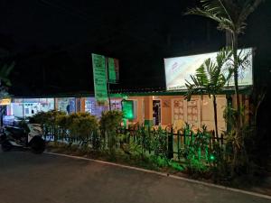 Una motocicleta estacionada frente a un edificio por la noche en Siri Tourist Holiday Home, en Hikkaduwa