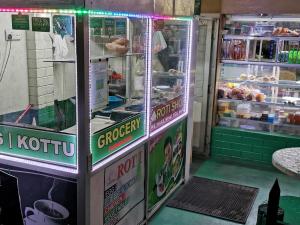 una máquina expendedora de comida rápida en una tienda con comida en Siri Tourist Holiday Home, en Hikkaduwa