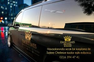czarny van zaparkowany na ulicy z samolotem w obiekcie Emirtimes Hotel&Spa - Tuzla w Stambule