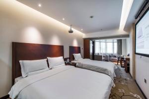 Un pat sau paturi într-o cameră la Sun Moon Lake Hotel Dalian