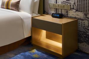 Uma cama ou camas num quarto em The Qube Hotel Shanghai Sanjiagang - Offer Pudong International Airport and Disney shuttle