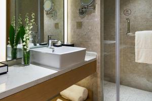 Uma casa de banho em The Qube Hotel Shanghai Sanjiagang - Offer Pudong International Airport and Disney shuttle