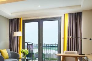 Uma área de estar em The Qube Hotel Shanghai Sanjiagang - Offer Pudong International Airport and Disney shuttle