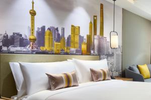 Uma cama ou camas num quarto em The Qube Hotel Shanghai Sanjiagang - Offer Pudong International Airport and Disney shuttle