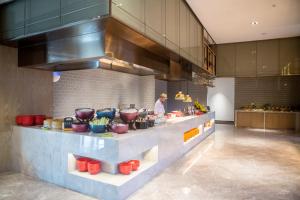 A cozinha ou kitchenette de The Qube Hotel Shanghai Sanjiagang - Offer Pudong International Airport and Disney shuttle