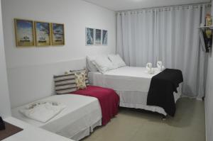 ポルト・デ・ガリーニャスにあるFlat Manawa A03の白い壁の部屋にベッドが2つある +54枚の写真