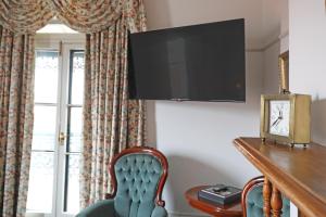 a room with a tv and a chair and a desk at Yarra Valley Grand in Yarra Glen