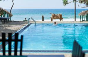 Bassein majutusasutuses At Ease Beach Hotel või selle lähedal