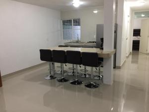 O bucătărie sau chicinetă la Linda casa 12 Malecon Central Park Acuario