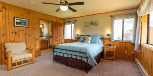 Un pat sau paturi într-o cameră la Twin Peaks Guest Ranch