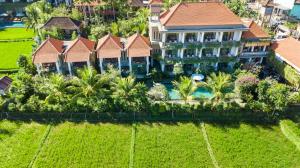 eine Luftansicht eines Hauses mit Pool in der Unterkunft Kiskenda Cottages & Restaurant in Ubud