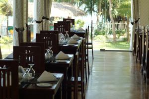 una sala da pranzo con tavoli e sedie in un ristorante di Samudra Beach Resort a Tangalle