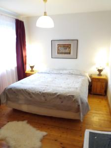- une chambre avec un lit et une couette blanche dans l'établissement White Villa, à Tallinn